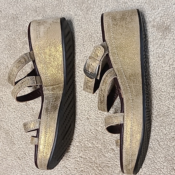 NWOT Donald J Pliner Beige and gold metalic 'Sorge' strappy sandle. Size 9 M - Picture 4 of 8